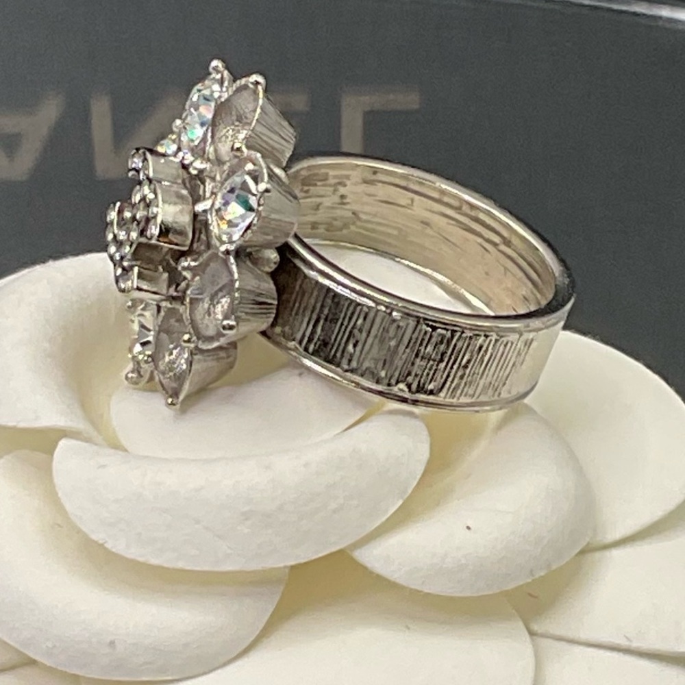 CHANEL Silver Cluster Ring with Faceted Stones and Textured Band|Cocktail Ring - Picture 7 of 7